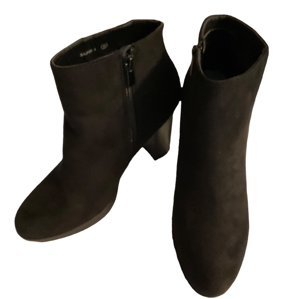 Too Moda Women’s chunky heeled ankle bootie/boot with side zipper. Size 10